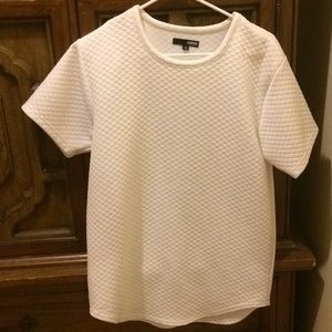 Men’s Elwood elongated white tee.